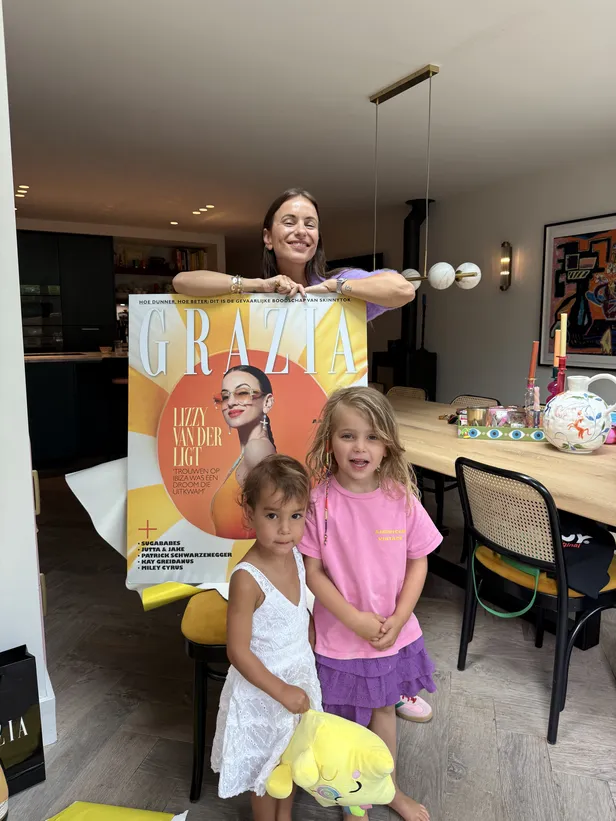 Lizzy van der Ligt samen met dochters Suki en Jagger bij de onthulling van Grazia's Summer Issue