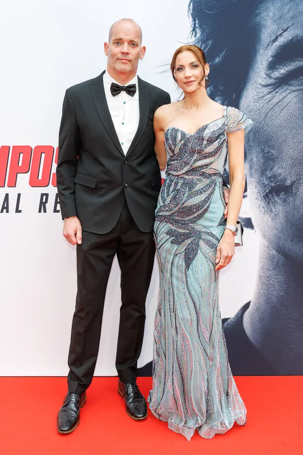 Estelle Hanneman met haar man Rob bij de première van Première Mission Impossible: The Final Reckoning