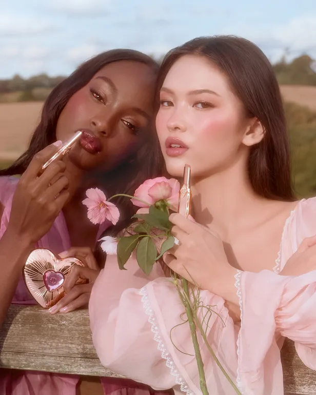 De nieuwe 3-in-1 Blush Balm Lip Tint verzorgt, kleurt en past zich aan op jóuw huid. Wat wil een glamourpoes nog meer?