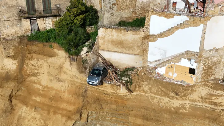 Italiaanse man (80) krijgt onmogelijke eis van verzekeraar over auto die boven afgrond bungelt