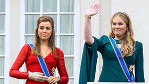 Waarom droegen Máxima, Amalia en Alexia maar één handschoen op Prinsjesdag?