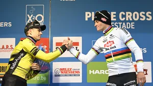 Wout van Aert feliciteert Mathieu van der Poel in cross