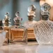 Een aantal parfums en een spiegel op een kaptafel