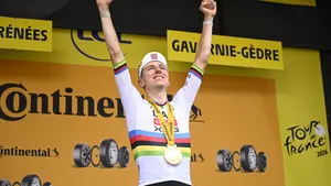 Tadej Pogacar op het podium na zijn ritzege in etappe 6.