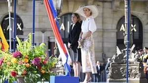 Met een hoed van vorstelijk formaat verwelkomde koningin Máxima vandaag het Duitse presidentspaar. Wij praten je bij over deze schitterende outfit.