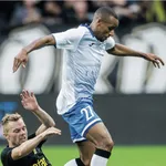 Furdjel Narsingh namens Ararat-Armenia in actie tegen het Zweedse AIK.