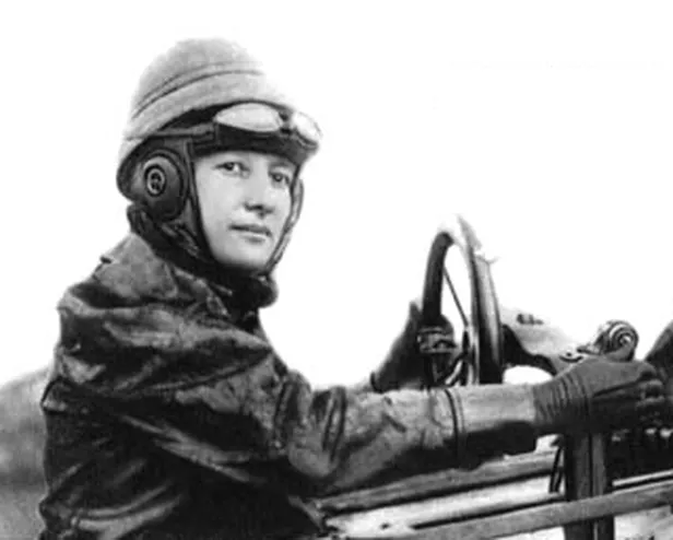 Marie Marvingt in een Deperdussin-vliegtuig (1912)