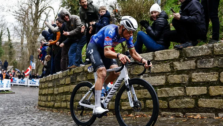 Mathieu van der Poel in het voorjaar van 2026 op de Muur van Geraardsbergen.