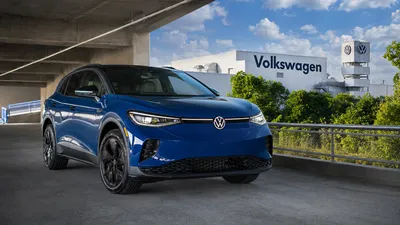 Volkswagen ID.4 naast de Volkswagen-fabriek in Chattanooga in de Verenigde Staten