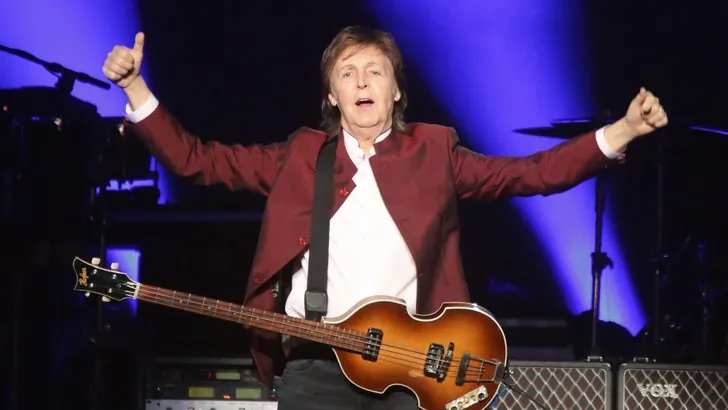 Paul McCartney reist met de trein