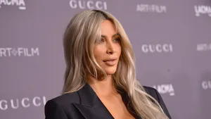 Kim Kardashian doet 't: teenslippers met een hak