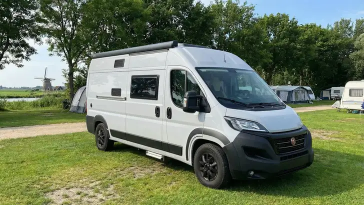 Challenger vernieuwt populaire V114S voor 2026: compacte buscamper met scherpe vanafprijs