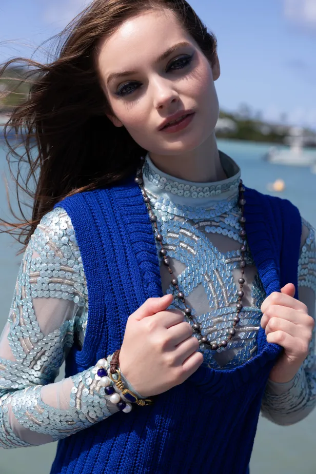 Jurk: Georges Chakra | Spencer: Bensimon | Sieraden: Les Bijoux de La mer