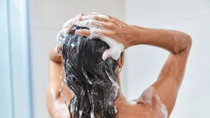 haarverlies - vrouw onder de douche