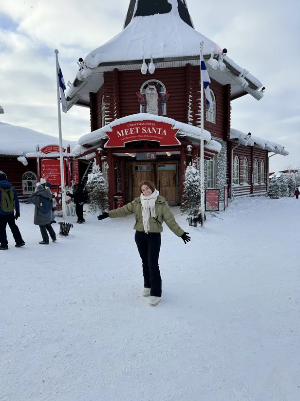 Sanne in het dorp van de kerstman 