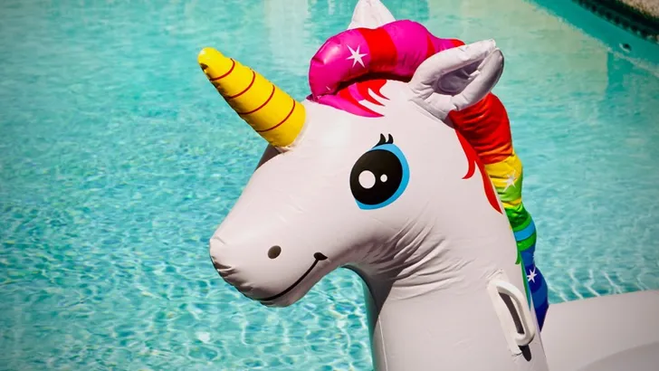 opblaasbare eenhoorn in zwembad