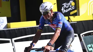 Mathieu van der Poel is een van de beste wielrenners van het moment. Dat bleek op Alpe d'Huez, waar volgens een teamgenoot iedereen iets van hem wilde.