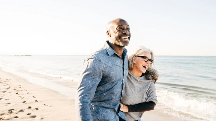 man vrouw strand wandelen 