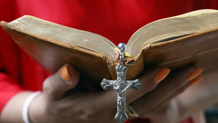 Beeld ter illustratie: vrouw met een bijbel