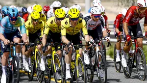 renners van team visma | lease a bike centraal voorin een peloton