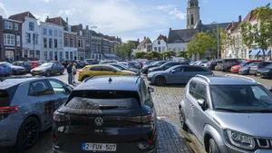 Het ligt niet aan jouw parkeerkunsten: waarom je auto niet meer in het vak past en steden nu keihard terugslaan