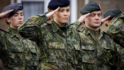 Prinses Amalia in militaire kleding tijdens de afronding van haar Algemene Militaire Opleiding