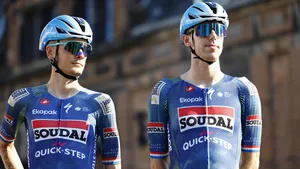 Dylan van Baarle en Pascal Eenkhoorn in het tenue van Soudal Quick-Step.