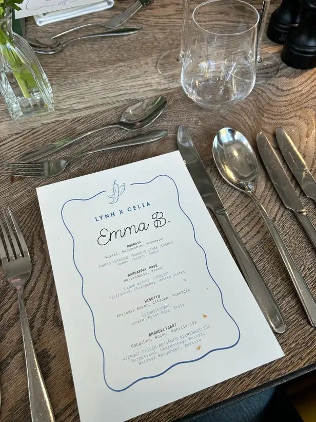 Menukaart op tafel met bestek eromheen 