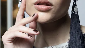 Waarom Coffee Nails dé nageltrend van deze herfst worden