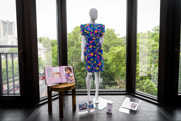 Deze fleurige Belville Sassoon-jurk moet zo'n 200.000 à 300.000 dollar opleveren.