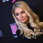 Paris Hilton toont nieuwe vlam bij Golden Globes