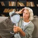 Vrouw is bezig met haar skincare.