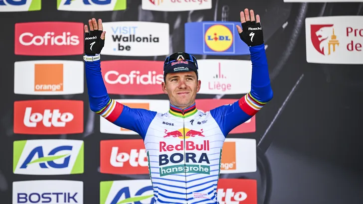 Remco Evenepoel op het podium in Luik-Bastenaken-Luik.
