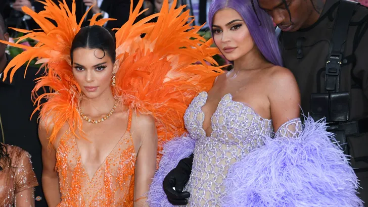 Grote hilariteit om MET Gala-outfits Kendall en Kylie