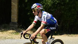 Remco Evenepoel rustig op de fiets in de Tour.