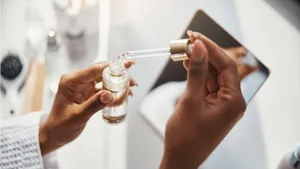 Een vrouw die skincare aanbrengt