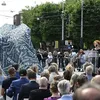 Monument Peter R. de Vries onthuld op het Leidseplein | Panorama