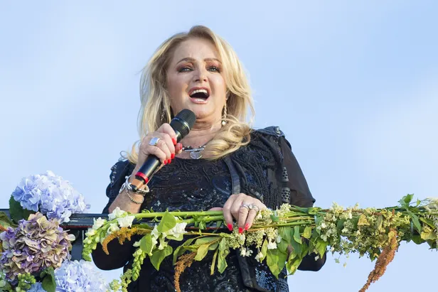 Bonnie Tyler tijdens haar optreden op een kraan in Hyde Park tijdens BBC Last Night of the Proms 2019.