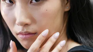 De clean girl-manicure krijgt een upgrade: alles over nail illuminators