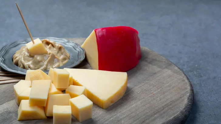 Blokjes Nederlandse rode Edammer kaas en mosterd.