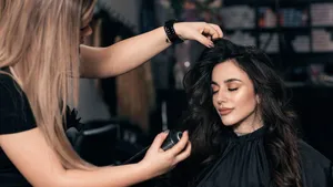 Vrouw met lang haar bij de kapper voor een knipbeurt.