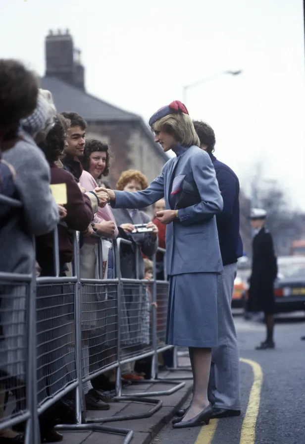 Prinses Diana met de klassieke 'granny chic' schoenen in 1983 in Cumbria.