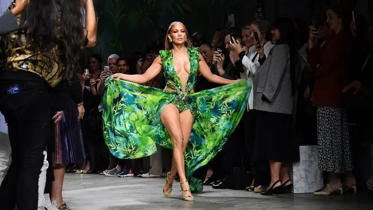 Het verhaal achter de iconische groene Versace jurk van Jennifer Lopez