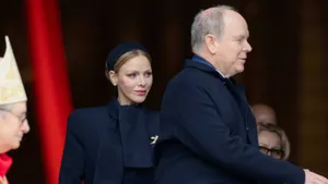 20 jaar liefde! Van een geheime romance tot een sprookjeshuwelijk, duik in het liefdesverhaal van prins Albert en prinses Charlene. Lees hier hoe het allemaal begon.