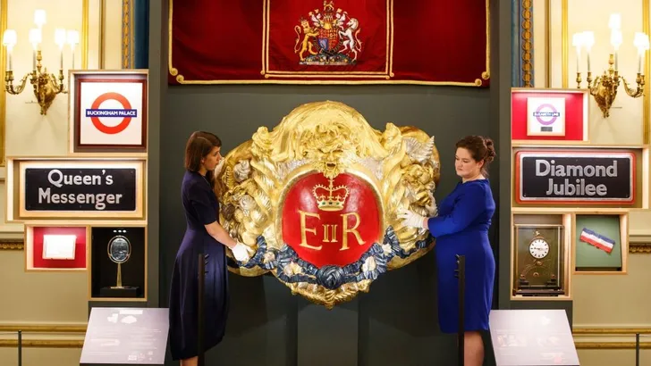 Queen op vakantie, gooit paleis open