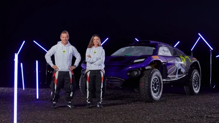 Lewis Hamilton tekent Extreme E-rijder met nog meer titels