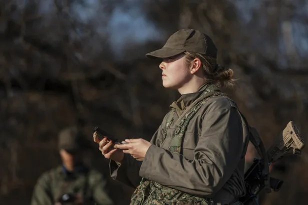 Prinses Amalia bij een militaire oefening op de heide bij Ermelo.