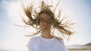 vrouw strand haar