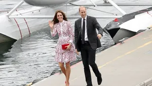 Kate draagt rode schoenen, royaltywatchers in shock 