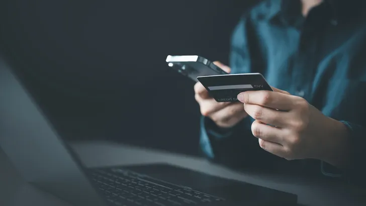 Ter illustratie: persoon doet betaling met pinpas.